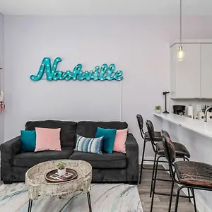 3 Bed, 1 Bedroom With Washer, Dryer And Parking Apartment